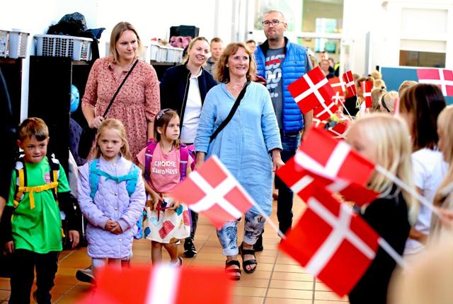 De større elever flager for de helt nye skoleelever på Skagen Skole. Foto: Vibe Maria Dahl Andersen