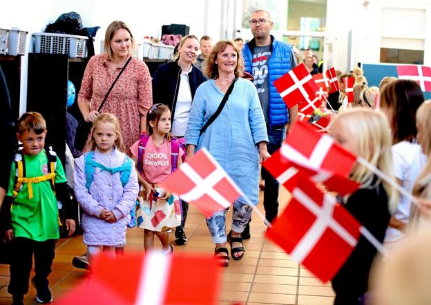 De større elever flager for de helt nye skoleelever på Skagen Skole. Foto: Vibe Maria Dahl Andersen
