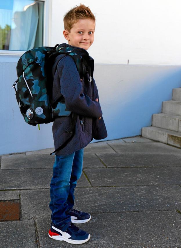 For den snart 6-årige Valdemar Haven Schmidt, som begynder i 0. klasse, er det endnu ikke så aktuelt med cykelstien, for hans forældre følger ham i skole. Men når engang svømning og klub bliver en del af skoledagen for den helt nye skoleelev, er vejen derhen blevet sikrere. Foto: Vibe Maria Dahl Andersen