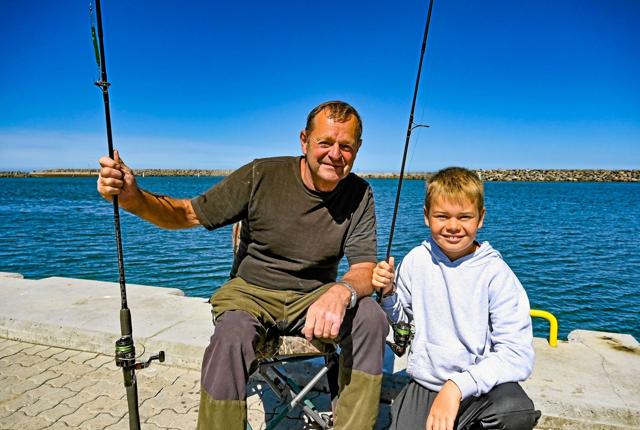Marius Feldthaus på otte år og farfar Knud Felthaus på 69 år er på jagt efter fiskearter med fiskestangen. Og får de to morsingboer ikke fisk på krogen, så er den gode tid sammen rigelig belønning. Foto: Ole Iversen
