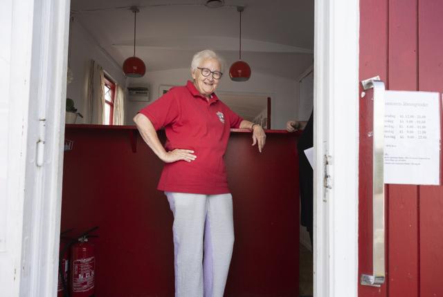 74-årige Anette Kusk holder styr på kræmmerne og markedstelefonen - og hun kan også godt finde på at kommandere.
