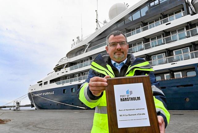 Konstitueret havnedirektør Søren Zohnesen var på kajen og tage imod det første krydstogtskib, der som traditionen byder, fik overdraget en "høfligheds-plakette" som et minde om besøget i Hanstholm. Foto: Ole Iversen