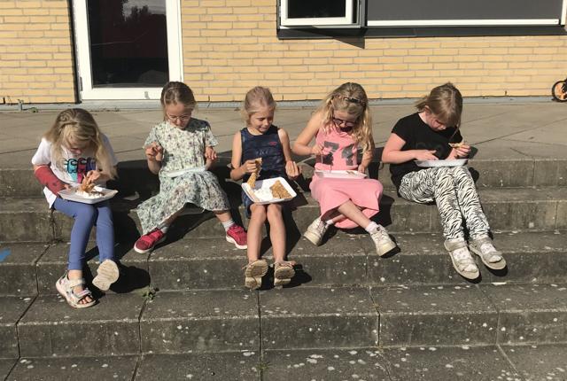 Det vakte stor glæde hos eleverne, da skolen fik besøg af en pandekagevogn. Foto: Valsgaard Skole
