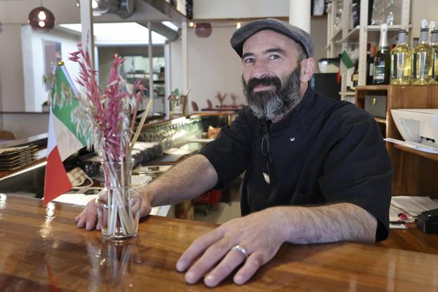 Indehaver af Risto Danita, Luigi Gandolfo, glæder sig til at byde vendelboerne indenfor i sit nye pizzeria. Foto: Bente Poder <i>Foto: Bente Poder</i>