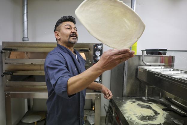 Køkkenchef Enrico Mazzei, der har 40 års erfaring inden for pizzafaget, slynger pizzadejen i køkkenet på Risto Danita. Foto: Bente Poder <i>Foto: Bente Poder</i>