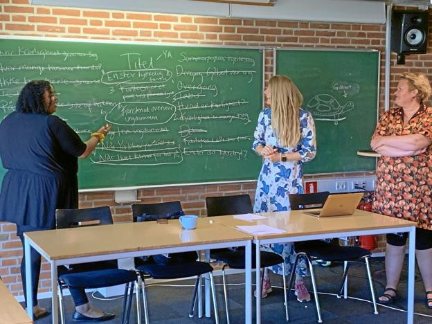 Kulturminister Ane Halsboe-Jørgensen samme med med forfatter Saynab Farah Dahir. Foto: Brønderslev Forfatterskole