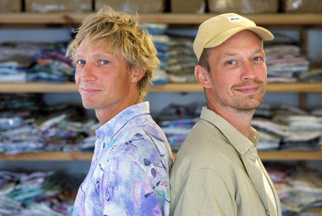 Rasmus Boesen (tv.) og Marc Berliner (th.) opkøber gamle lagner og dynebetræk og får det syet om til modetøj, som de primært sælger i Danmark. <i>Foto: Bo Lehm</i>