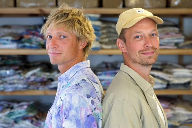 Rasmus Boesen (tv.) og Marc Berliner (th.) opkøber gamle lagner og dynebetræk og får det syet om til modetøj, som de primært sælger i Danmark. <i>Foto: Bo Lehm</i>