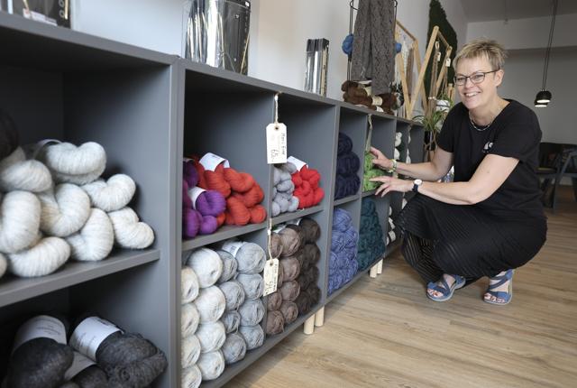 Lone Andersen har droppet jobbet som folkeskolelærer og har åbnet butik i Brønderslev - Garn og Kaffe. Foto: Bente Poder