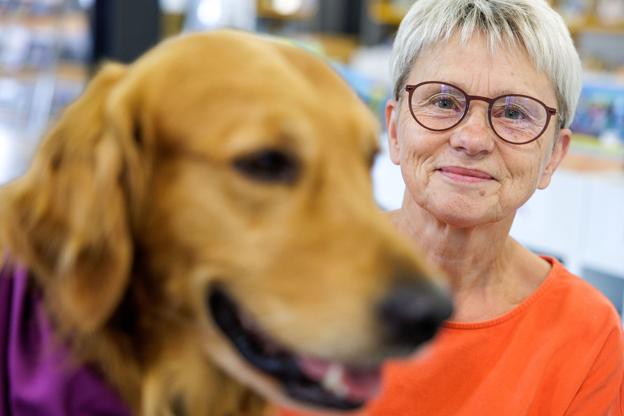 Birgit Aagaard henvendte sig selv til Morsø Folkebibliotek med tilbuddet om at komme med sin hund Ardi, der er godkendt som læsehund. Foto: Bo Lehm <i>Foto: Bo Lehm</i>