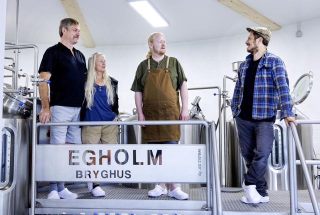 Ove og Anne Katrine Linneman Axelsen, Kasper Kristensen og Ronni Algaret er folkene bag Egholm Bryghus. Foto: Torben Hansen