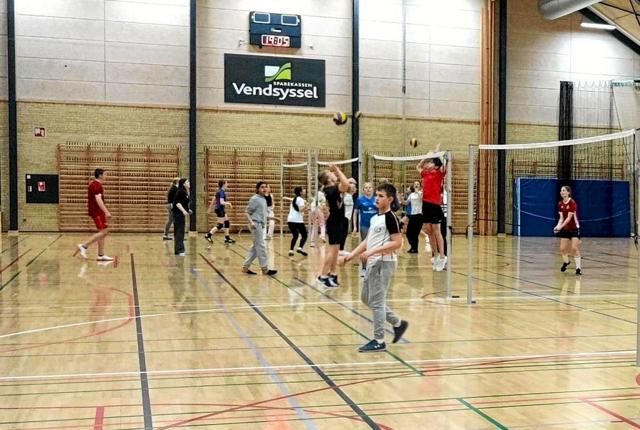 En af aktiviteterne er volleybold i hallen. Privatfoto
