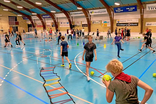 300 elever fra Hurup Skole fik torsdag lov til at prøve håndboldsporten af i Hurup Hallerne. Foto Carsten Hougaard