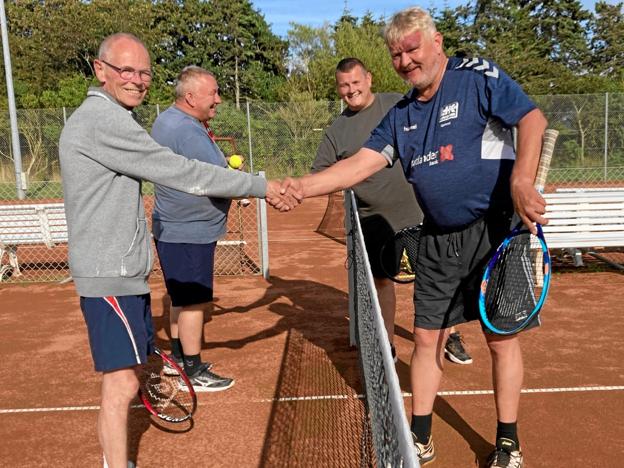 Da fotografen kom forbi havde fire af klubbens garvede tennisspillere, forrest fra venstre Per Hannesbo, Peter Ammundsen og sønnen Morten overfor og forrest til højre Jens Egelund netop afsluttet en længere match. Foto: Mogens Lynge Mogens Lynge