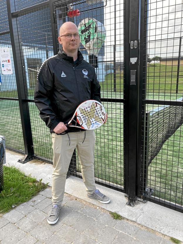 Rune Andersen har lovet at træne de fremmødte i padelspillet. Han har naturligvis taget trænerkursus og er på vej til at tage næste niveau i uddannelsen. Privatfoto