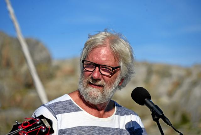 På dagen for sin 70 års fødselsdag har Louis Jacoby sagt ja til at komme fra Larvik til Frederikshavn for at indvie et værk med sin egen tekst i poesiparken. Foto: Norsk Fyrforening.