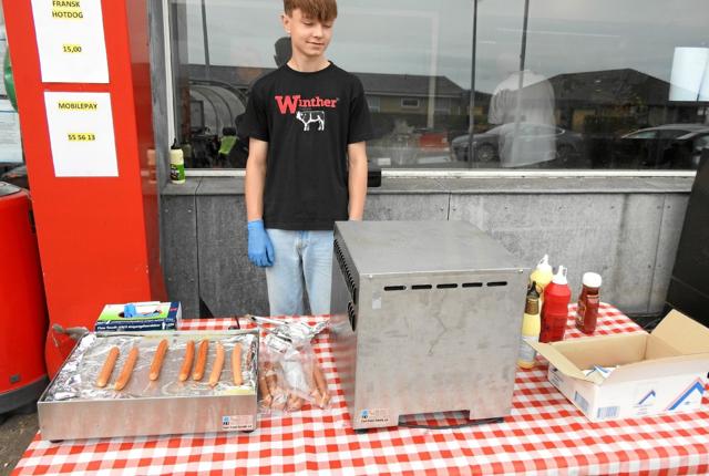 Noah lavede franske hotdogs, og dem gik der mange af. Foto: Jens Brændgaard
