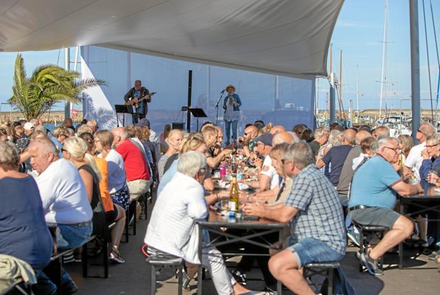 Hver tirsdag er der god mad og underholdning på havnen i Strandby. Foto: Claus Sørensen