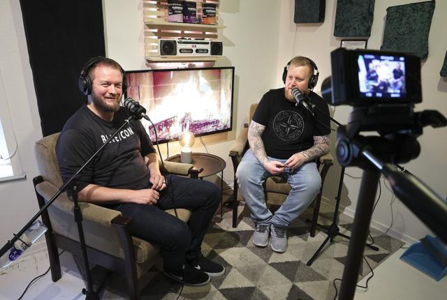 John Frost og Jonas Madsen har startet podcasten "Alt om Intet" sammen, hvor de snakker om alverdens emner. Foto: Bente Poder <i>Foto: Bente Poder</i>