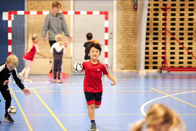 Der er blandt andet mulighed for at prøve kræfter med håndboldsporten til "Åbent Anlæg". Foto: Skibsby-Højene Idrætsforening