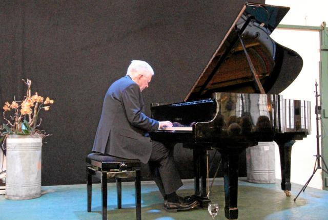 Pianisten Mogens Dalsgaard gav smagsprøver på sit store repertoire og fortalte anekdoter ved koncerten i Støberiet. Foto: Jørgen Ingvardsen