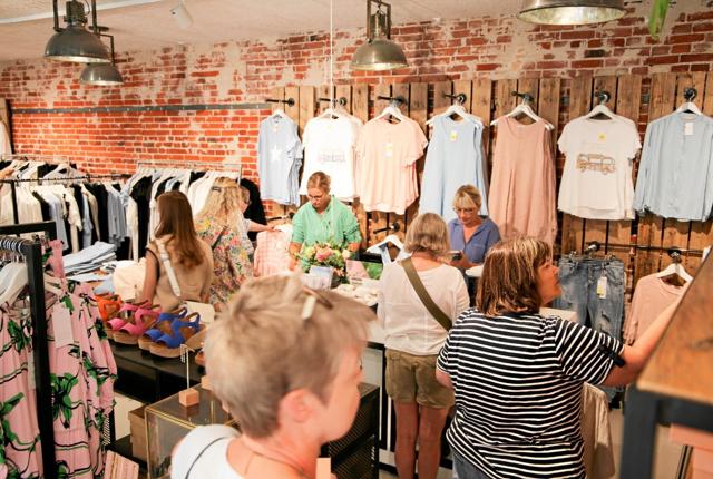 Der er travlt i Mondo i Frederikshavn og i Helle Høyers fire andre tøjbutikker. Foto: Hans Sejlund