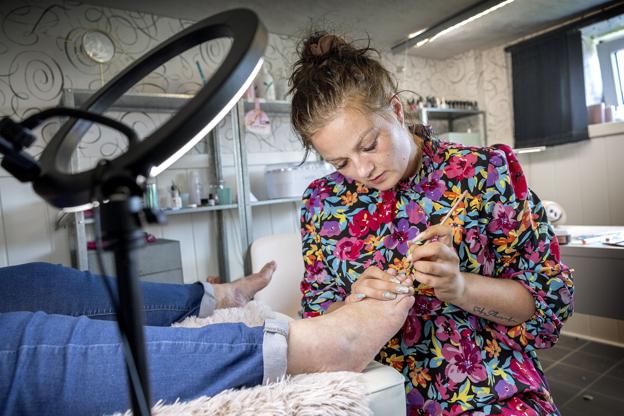- Klinikken er blomstret, og jeg har fået virkelig mange kunder, siger Sabina Guldhammer. Foto: Lars Pauli <i>Foto: Lars Pauli</i>
