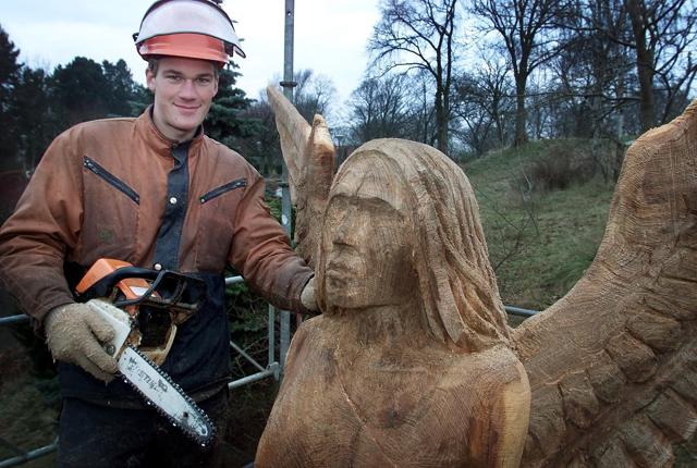 Jeppe Stig Vestergaard skabte englen ud af et dødt elmetræ. Arkivfoto: Jens Morten <i>© Jens Morten</i>
