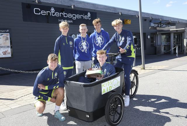 Bangsbo Frejas U17-drengehold leverer Kids Aid-kager på cykel i Frederikshavns lokalområde. Foto: Bente Poder <i>Foto: Bente Poder</i>