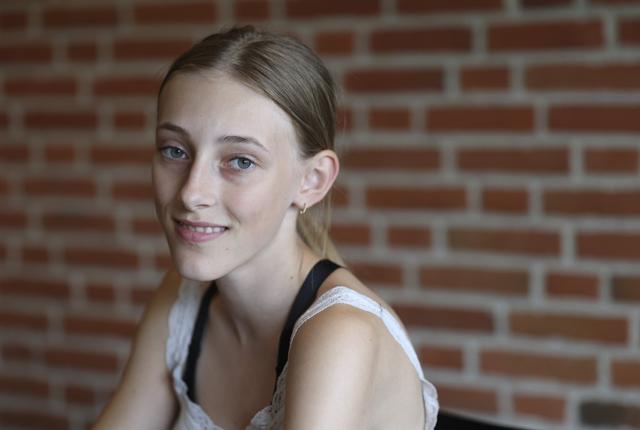 15-årige Nikoline Haabendal, der bor nær Hobro, er med på Brønderslev Forfatterskole. Hun blev inspireret til at skrive, da hun læste Harry Potter. Foto: Bente Poder
