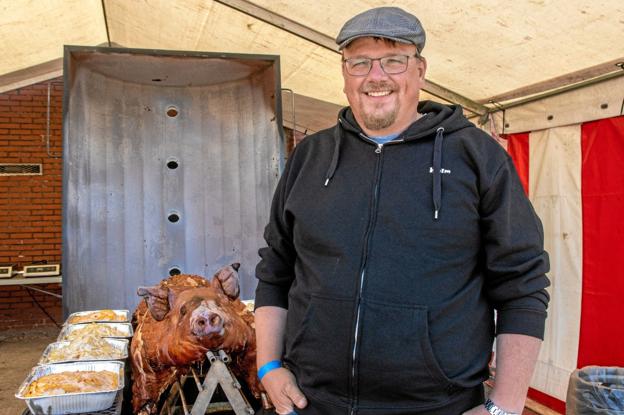 Selvfølgelig er menuen helstegt pattegris, når Vildsvinene byder til amerikanertræf i Svinestien, siger Jens-Kristian Holm fra Vildsvinene U.S. Car Club på Øland. Foto: Jesper Hansen