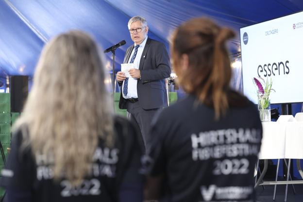 Borgmester Søren Smalbro (V) holdt åbningstale ved Hirtshals Fiskefestival. <i>Foto: Bente Poder</i>