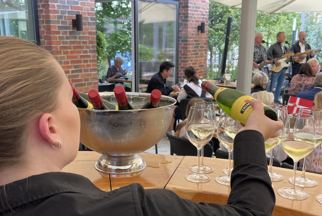 Nyd et glas køligt vin og lyt til lækker jazz, når Skagen Fiskerestaurant på Budolfi i Aalborg holder Skagen uge 29 i uge 28. Foto: Trine Hemmingsen