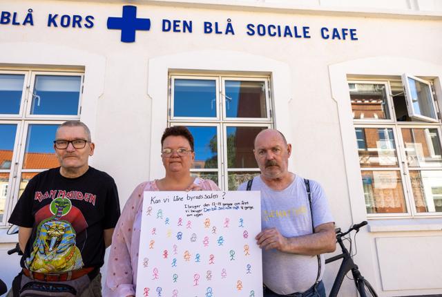 Fra venstre: Balle, Heidi Vinther Mortensen og Poul Anker Olsen har kæmpet for at bevare Den Blå Sociale Cafe i Hjørring, men kampen ser ud til at være forgæves.  <i>Foto: Kim Dahl Hansen</i>