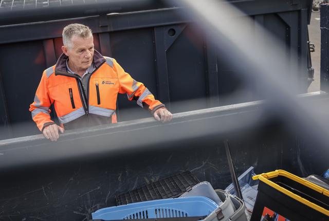 Renovationschef Jens Boye inspicerer containerne på genbrugspladsen Over Kæret, hvor der har været godt gang i den i 2021.