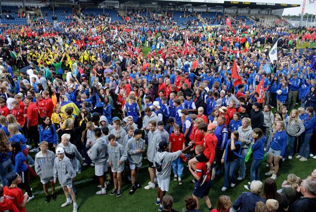 I omegnen af 20.000 unge fodboldspillere mødes hvert år til Dana Cup. Her foto fra åbningsceremonien i år. Foto: Bo Lehm