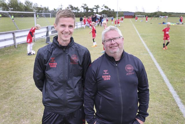 Mark Hansen og Claus Pedersen har fundet recepten - for fjerde år i træk er antallet af deltagere på DBU’s fodboldskole vokset i Højene.Foto: Bente Poder