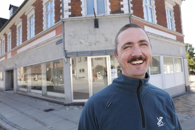 Lasse Sanderhoff glæder sig til at det gamle hus er blevet pudset op og gjort klar til den nye lejer, der håber at folk i Aalestrup er lækkersultne. <i>Foto: Bente Poder</i>