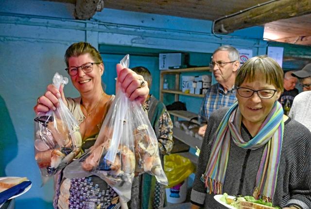 Så skal der smovses. Gæsterne ved Stenbjergs krabbegilde fik hver udlevere en pose med 600 gram store flotte kløer.Foto: Ole Iversen