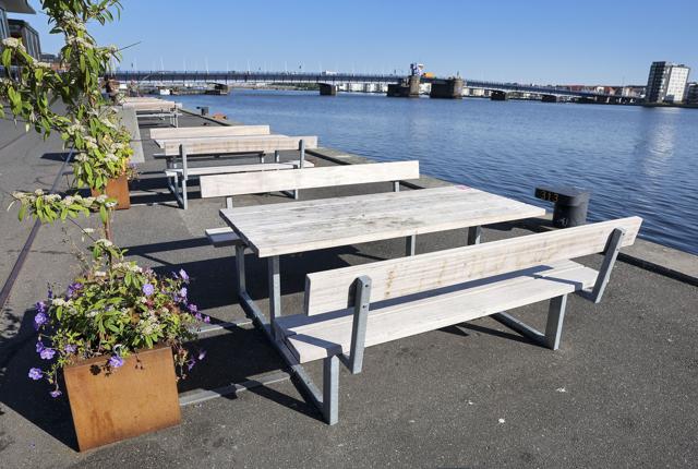 Det er blandt andet her ved Havnefronten, der er sat ekstra borde og bænke op. Foto: Bente Poder