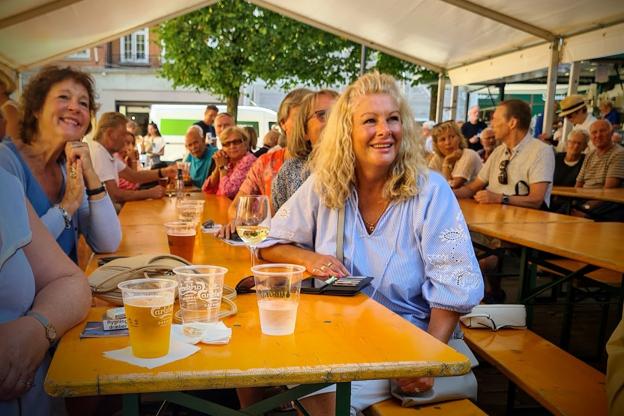 Et norsk jazzband på scenen og masser af nordmænd i teltet borger for en fest i byen. Foto: Jakob Kanne Bjerregaard