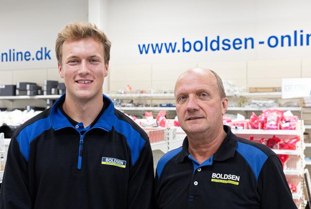 Christian Lundsgaard er som en af få studenter gået i lære i handelslivet, og det ser centerleder Steen Dreyer og grossistvirksomheden Boldsen A/S frem til at få glæde af de kommende to år.