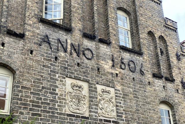 Med skiltet ”ANNO 1506” kunne man nemt tro, klostret blev bygget i starten af det 16. århundrede. Men det er langt fra tilfældet. Foto: Thomas Lee Christensen