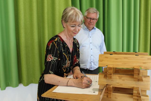 Rektor på Hjørring Gymnasium og HF, Elsebeth Gabel Austin underskriver partnerskabsaftalen.