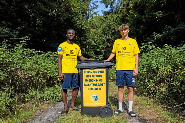 Spillerne Abdoul Yoda og Mads Freundlich - omgivet af den smukke natur, som Hobro IK gør meget ud af passe på. Foto: Hobro IK