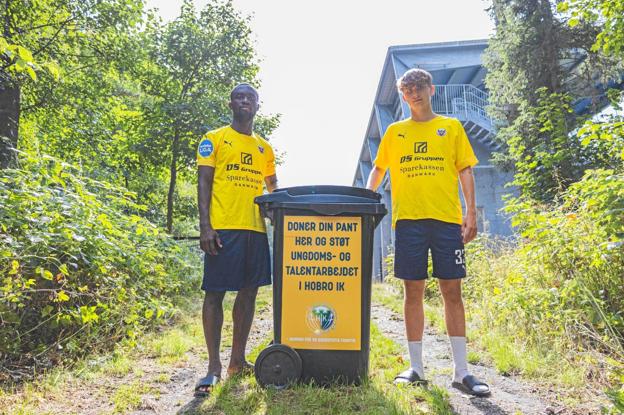 Ordningen med afskaffelse af engangskrus og kopper havde premiere i hjemmekampen mod SønderjyskE i sidste uge, og det blev en meget lovende start. Alene til den kamp sparede Hobro IK miljøet for at bruge og smide 1.500 engangskrus ud. Foto: Hobro IK