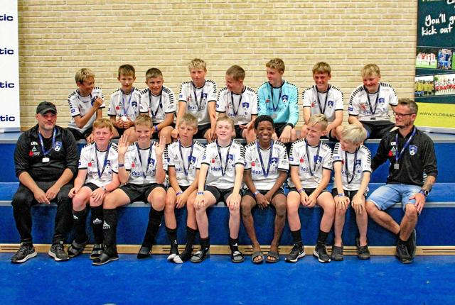 Sammenhold og dygtighed giver resultater i Sydthy, hvor U14-drengene fra HVA Sydthy har vundet sølv i Vildbjerg Cup. Privatfoto