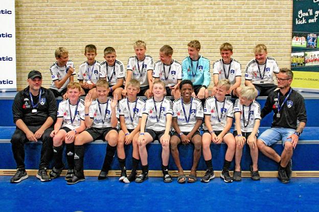 Sammenhold og dygtighed giver resultater i Sydthy, hvor U14-drengene fra HVA Sydthy har vundet sølv i Vildbjerg Cup. Privatfoto