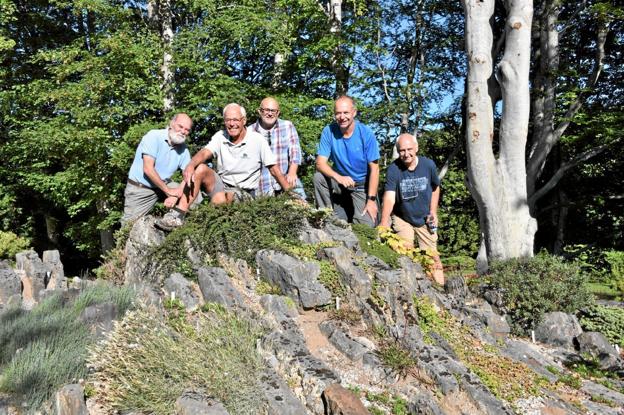 De alpine planteeksperter på toppen af det 3.333 mm høje Mount Herluf i Bangsbo Botaniske Have. Foto: Finn Borbjerggaard