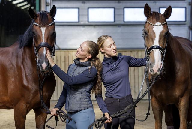 Isabella og Frederikke Raunskov er tvillinger, 21 år og selvstændige med eget firma, hvor de køber og sælger rideheste. Foto: Henrik Bo